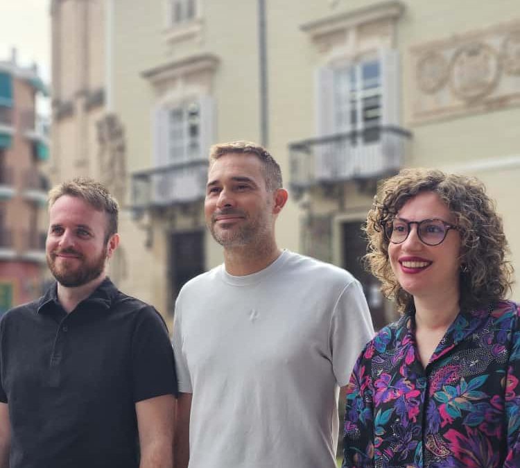 Compromís y Cambiemos Orihuela anuncian el diseño de una campaña para obligar al PP a adecuar las aulas y los patios al cambio climático