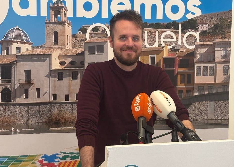Cambiemos Orihuela exige la retirada de los honores y distinciones a Francisco Franco que aún se mantienen en el Ayuntamiento de Orihuela, en defensa de la memoria democrática La formación municipalista presenta una moción para eliminar las distinciones aún vigentes al dictador en el Ayuntamiento de Orihuela Marzo es, en Orihuela, el mes de la memoria. Un mes marcado por el recuerdo de Miguel Hernández, símbolo universal de la cultura, la dignidad y el compromiso democrático, que murió en prisión víctima de la represión franquista. Para Cambiemos Orihuela, esta conmemoración no puede quedarse en lo simbólico: debe ir acompañada de decisiones políticas coherentes con los valores democráticos. Por ello, el grupo municipal ha registrado una moción para la retirada de todos los honores y distinciones concedidos a Francisco Franco que aún figuran en el Ayuntamiento de Orihuela. Desde Cambiemos denuncian que el consistorio mantiene todavía en su Libro de Honores títulos otorgados al dictador durante la dictadura, como el de Hijo Adoptivo (1940), la Medalla de la Ciudad (1946) y el título de Caballero Cubierto (1948). “Es una anomalía democrática que, décadas después, sigamos manteniendo estos reconocimientos institucionales a quien encabezó un régimen basado en la represión, la persecución y la negación de derechos”, señala Quique Montero, concejal de Cambiemos Orihuela. La formación recuerda que la Ley 20/2022 de Memoria Democrática obliga a las administraciones públicas a retirar cualquier elemento que suponga exaltación de la dictadura franquista. Pero más allá de la ley, existe una responsabilidad ética y política: no se puede sostener desde lo público el reconocimiento a quienes fueron responsables de tanto sufrimiento. En este sentido, subrayan la contradicción que supone rendir homenaje a Miguel Hernández mientras se mantienen distinciones a quien representa el sistema que lo encarceló y lo condujo a la muerte. No es solo una cuestión legal, es una cuestión de coherencia, dignidad institucional y respeto a nuestra historia. La moción presentada propone la retirada inmediata de todas las distinciones honoríficas concedidas a Francisco Franco, así como la actualización del Libro de Honores y Distinciones para reflejar su eliminación. “Llegamos tarde, pero es imprescindible saldar esta deuda histórica. Orihuela no puede seguir arrastrando esta vergüenza institucional”, concluye Quique Montero.